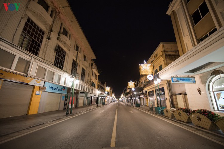 streets of hanoi fall silent as they sparkle at night hinh 13