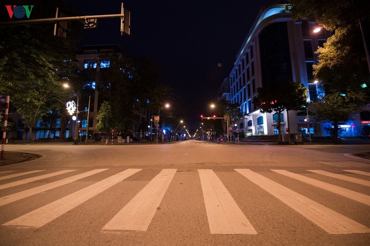 streets of hanoi fall silent as they sparkle at night hinh 14