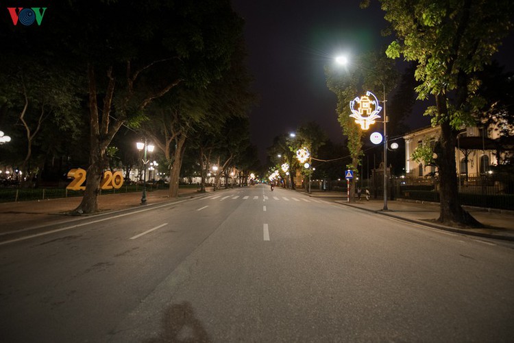 streets of hanoi fall silent as they sparkle at night hinh 15