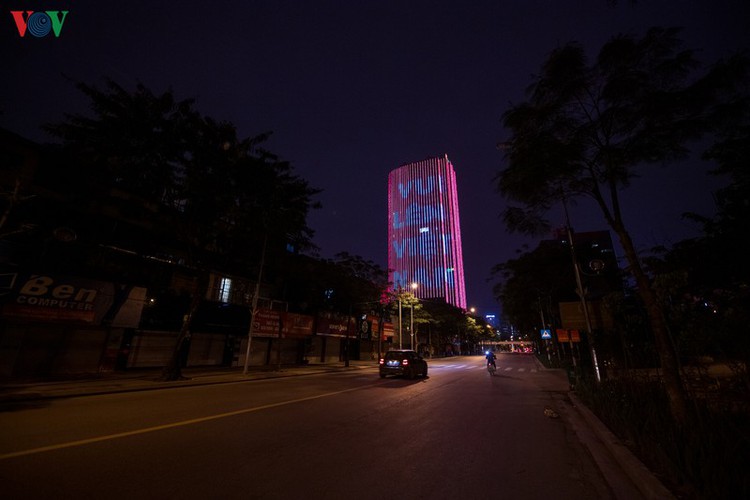 streets of hanoi fall silent as they sparkle at night hinh 16