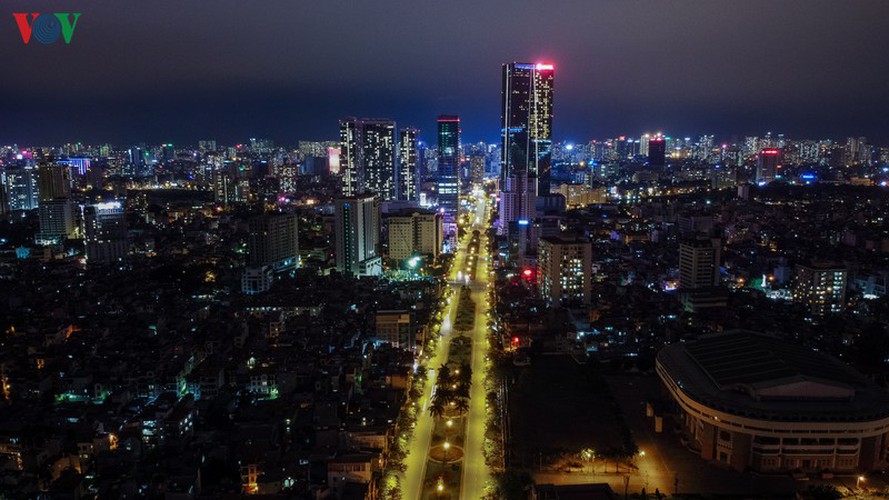 streets of hanoi fall silent as they sparkle at night hinh 1