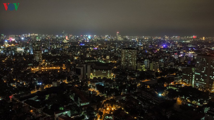 streets of hanoi fall silent as they sparkle at night hinh 2