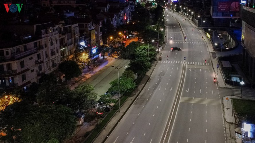 streets of hanoi fall silent as they sparkle at night hinh 4