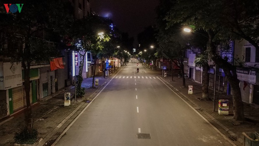 streets of hanoi fall silent as they sparkle at night hinh 6