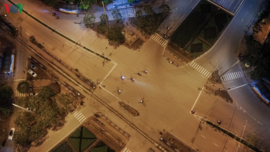 streets of hanoi fall silent as they sparkle at night hinh 7