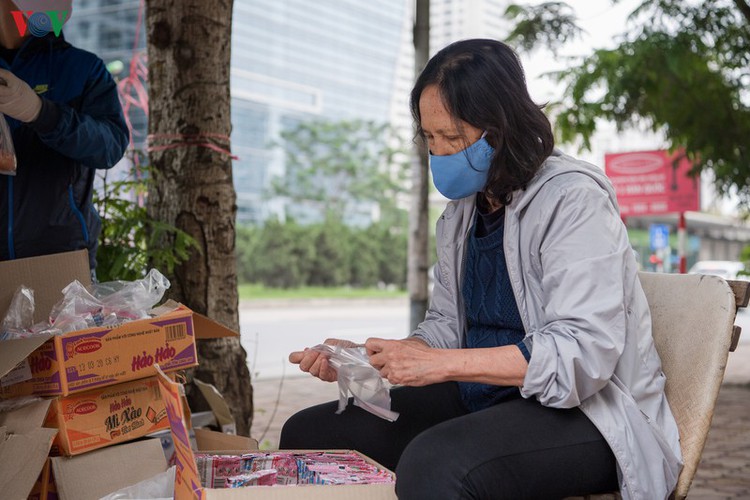 deprived hanoians receive daily foods to survive covid-19 time hinh 10