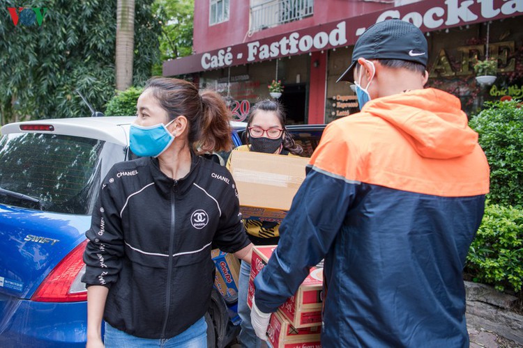 deprived hanoians receive daily foods to survive covid-19 time hinh 11