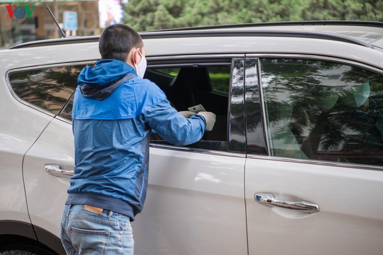 deprived hanoians receive daily foods to survive covid-19 time hinh 12