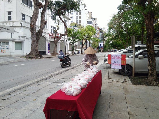 deprived hanoians receive daily foods to survive covid-19 time hinh 15