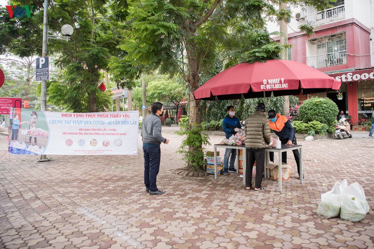 deprived hanoians receive daily foods to survive covid-19 time hinh 2