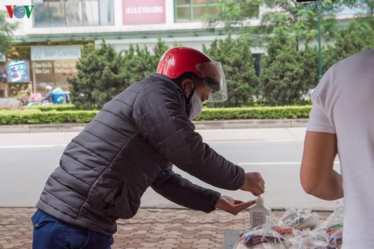 deprived hanoians receive daily foods to survive covid-19 time hinh 3