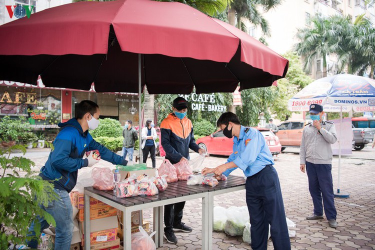 deprived hanoians receive daily foods to survive covid-19 time hinh 4