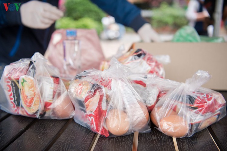 deprived hanoians receive daily foods to survive covid-19 time hinh 5