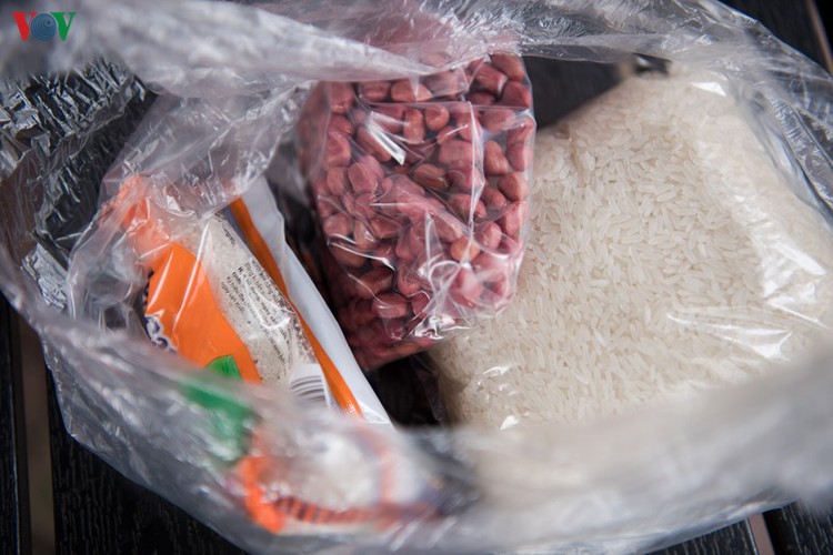 deprived hanoians receive daily foods to survive covid-19 time hinh 6