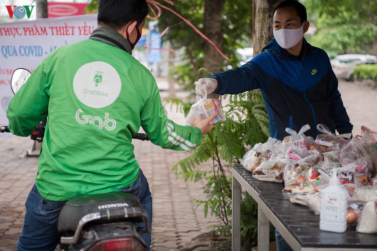 deprived hanoians receive daily foods to survive covid-19 time hinh 7