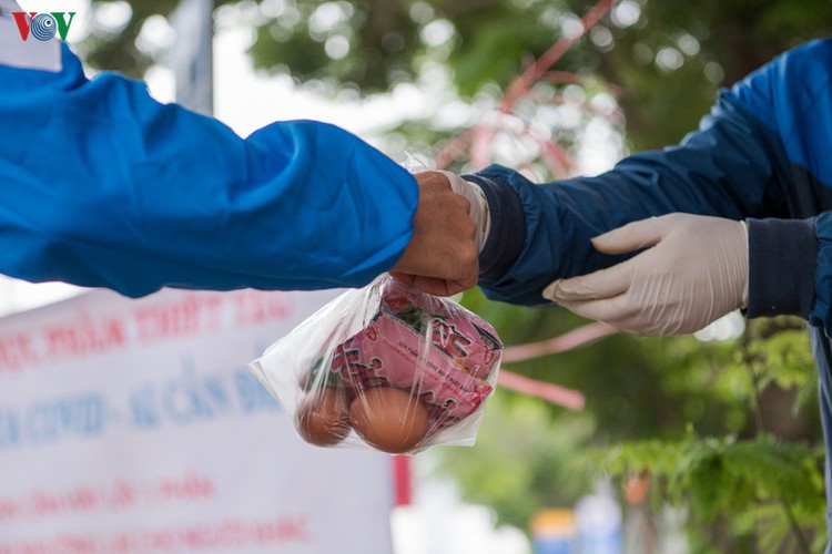 deprived hanoians receive daily foods to survive covid-19 time hinh 8