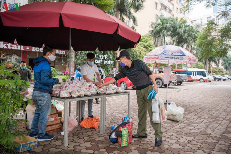 deprived hanoians receive daily foods to survive covid-19 time hinh 9