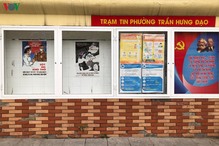 streets of hanoi filled with informative messages to aid fight against covid-19 hinh 12