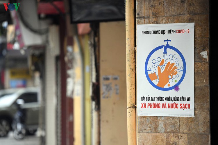 streets of hanoi filled with informative messages to aid fight against covid-19 hinh 15