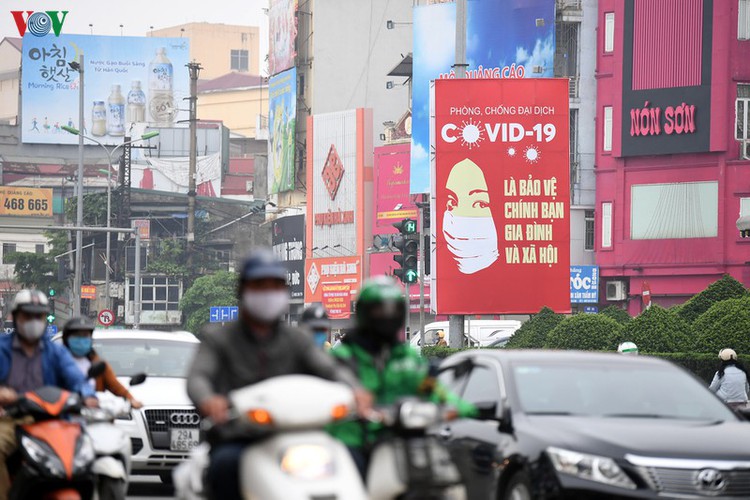 streets of hanoi filled with informative messages to aid fight against covid-19 hinh 2