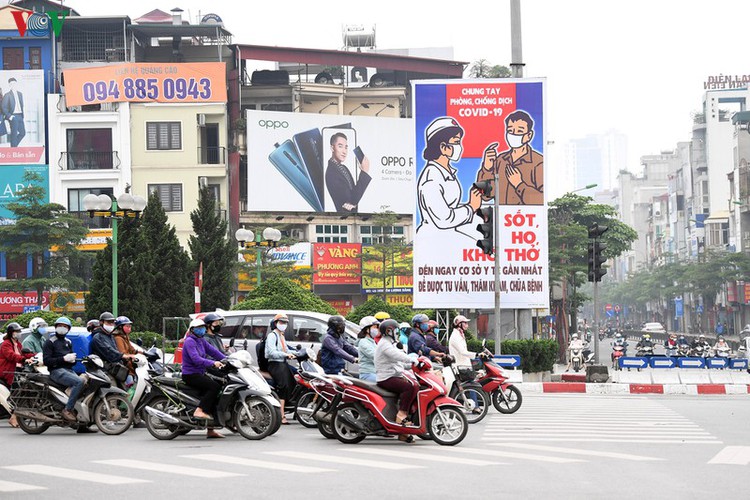 streets of hanoi filled with informative messages to aid fight against covid-19 hinh 3