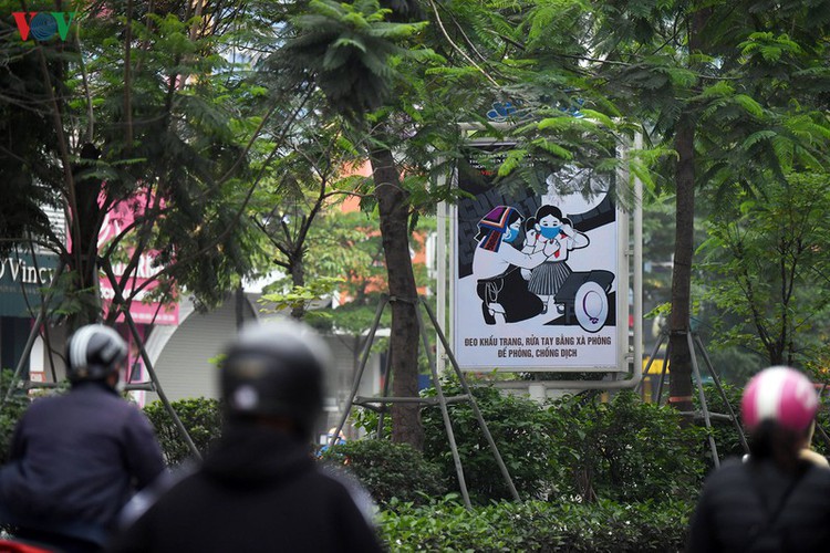 streets of hanoi filled with informative messages to aid fight against covid-19 hinh 5
