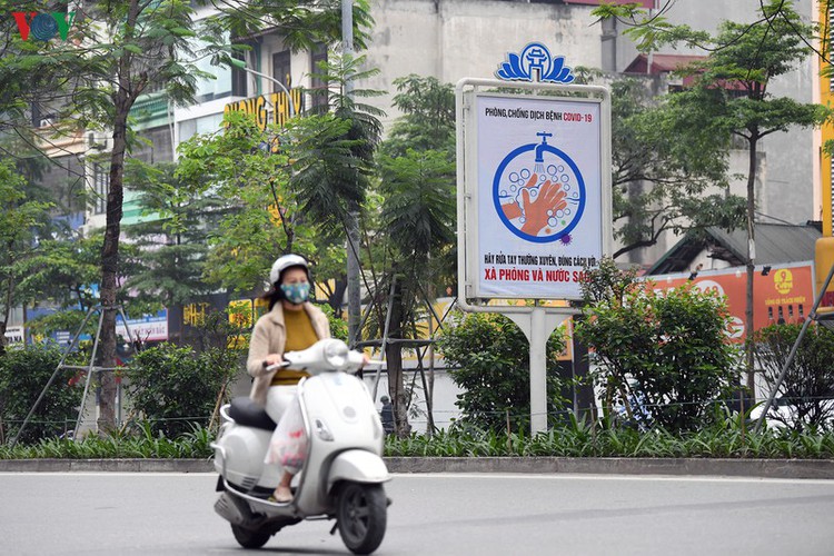 streets of hanoi filled with informative messages to aid fight against covid-19 hinh 6