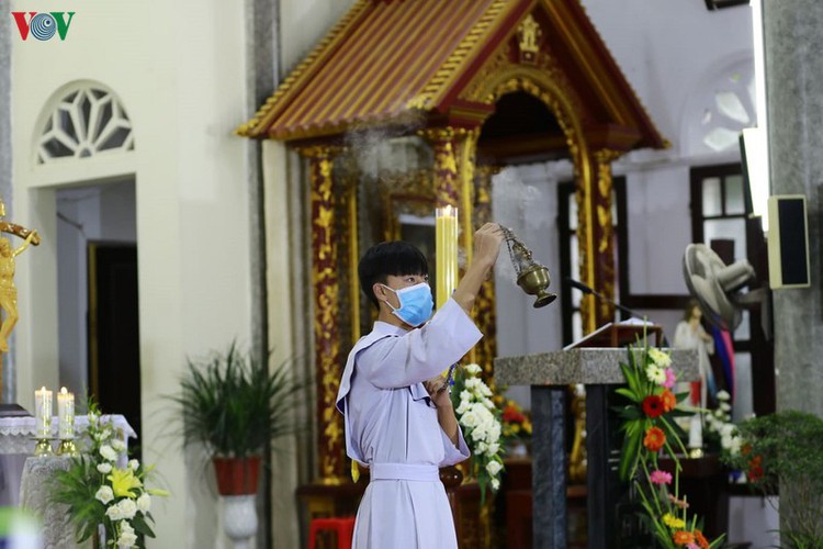 hanoi churches sit empty amid easter day celebrations hinh 11