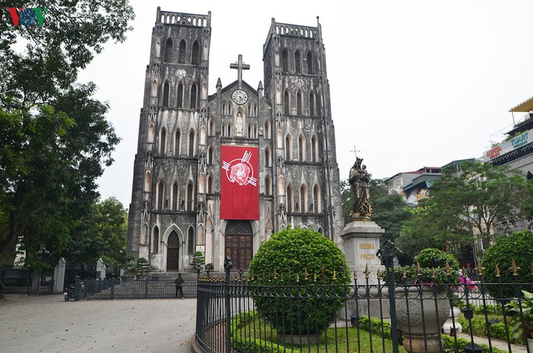 hanoi churches sit empty amid easter day celebrations hinh 1