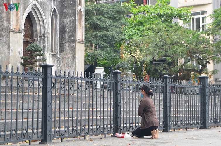 hanoi churches sit empty amid easter day celebrations hinh 3