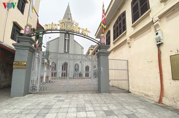 hanoi churches sit empty amid easter day celebrations hinh 6