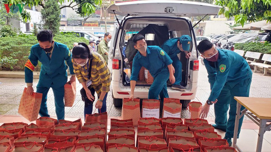 more needy people in hanoi access free food amid covid-19 hinh 1