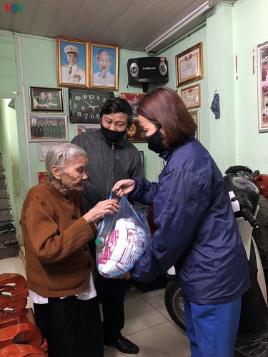 more needy people in hanoi access free food amid covid-19 hinh 6