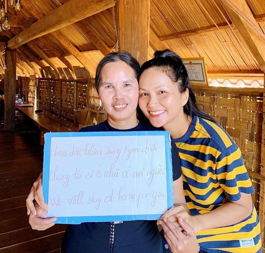 beauty queens come together to donate to covid-19 fight hinh 2