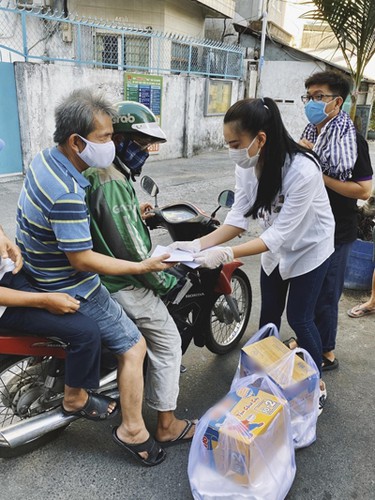 beauty queens come together to donate to covid-19 fight hinh 5
