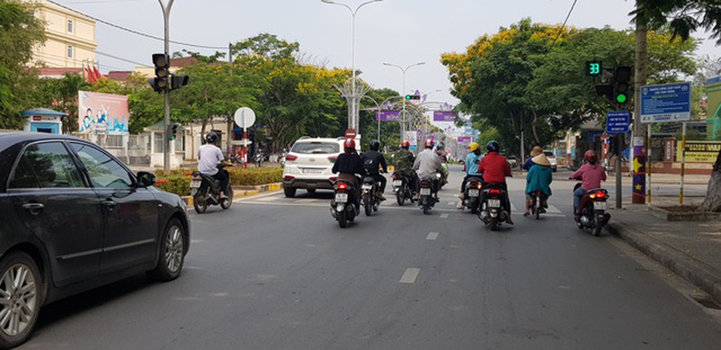 streets bustling once more in low-risk localities hinh 2