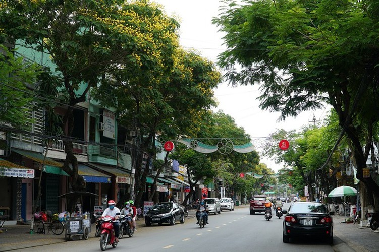 streets bustling once more in low-risk localities hinh 5