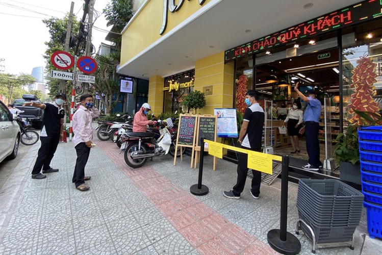 streets bustling once more in low-risk localities hinh 6