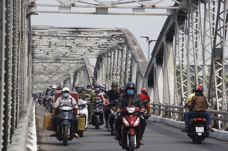 streets bustling once more in low-risk localities hinh 9