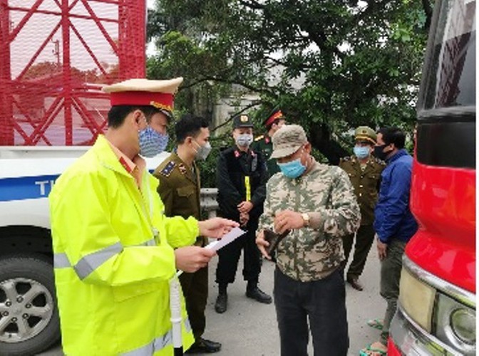 streets bustling once more in low-risk localities hinh 11