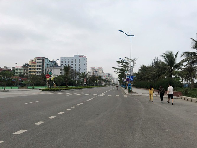 streets bustling once more in low-risk localities hinh 13