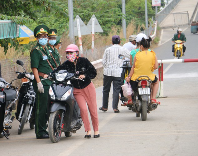 streets bustling once more in low-risk localities hinh 14