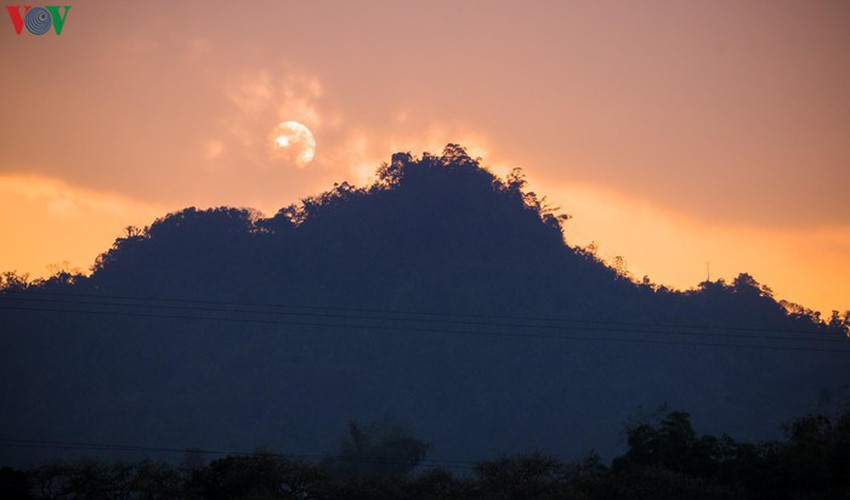 a view of the romantic green tea hills atop moc chau plateau hinh 10