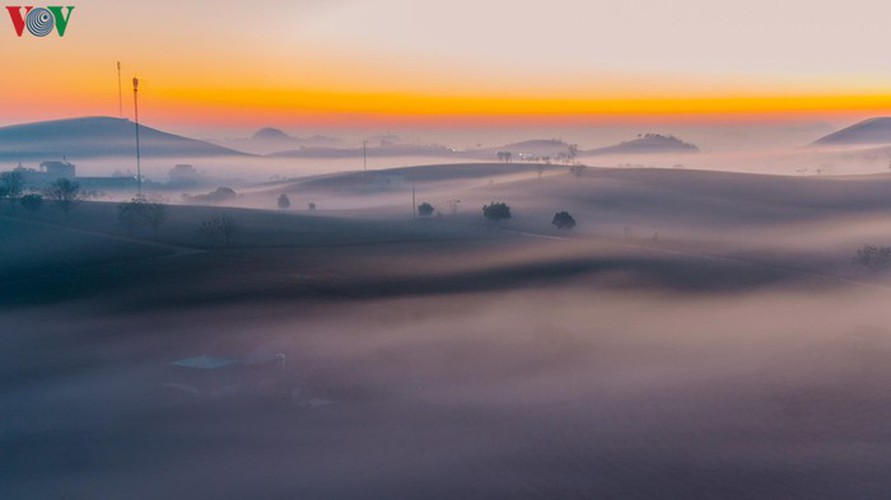 a view of the romantic green tea hills atop moc chau plateau hinh 1