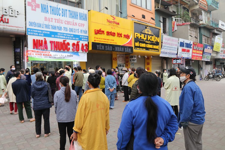 free bread, dumplings offered to deprived people in covid-19 fight hinh 1