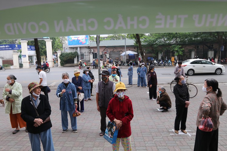 free bread, dumplings offered to deprived people in covid-19 fight hinh 2