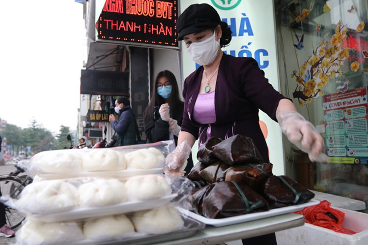 free bread, dumplings offered to deprived people in covid-19 fight hinh 4