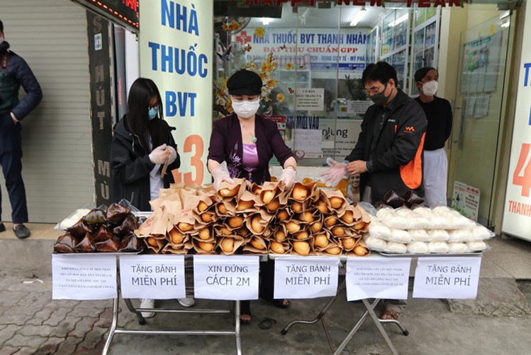 free bread, dumplings offered to deprived people in covid-19 fight hinh 5