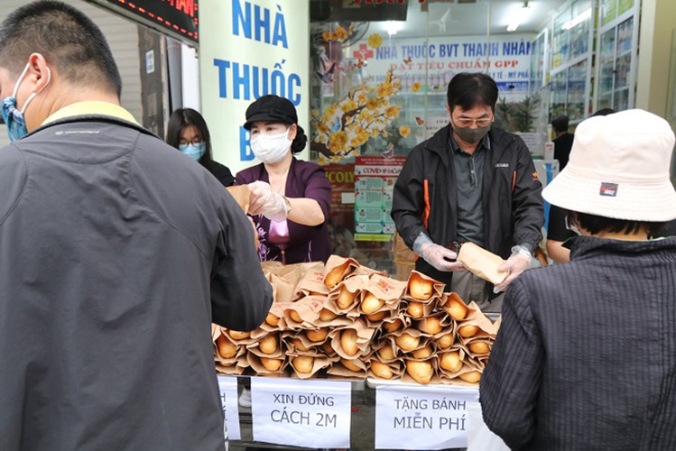 free bread, dumplings offered to deprived people in covid-19 fight hinh 6