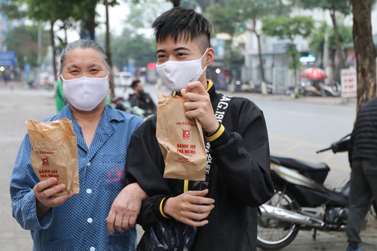 free bread, dumplings offered to deprived people in covid-19 fight hinh 7